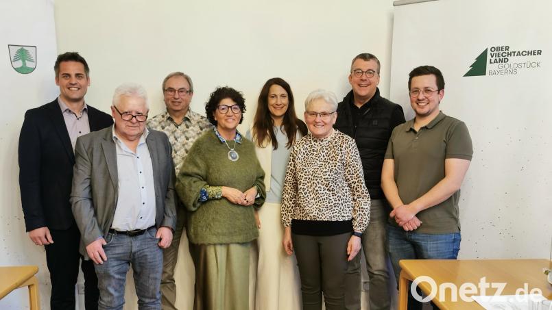Bürgermeister Rudolf Teplitzky (von links) verabschiedet die Stadträte Peter Forster, Karlheinz Pieper, Lydia Eckert, Dr. Regina Schwindler, Barbara Ruhland, Christian Schneider und Matthias Zimmermann (nicht im Bild: Josef Herdegen). Bild: Portner