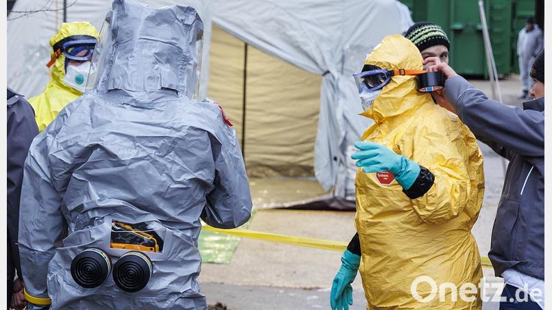Die mit dem Vogelgrippe-Erreger verseuchten Ställe dürfen nur mit Schutzanzügen betreten werden. Symbolbild: Hösamer