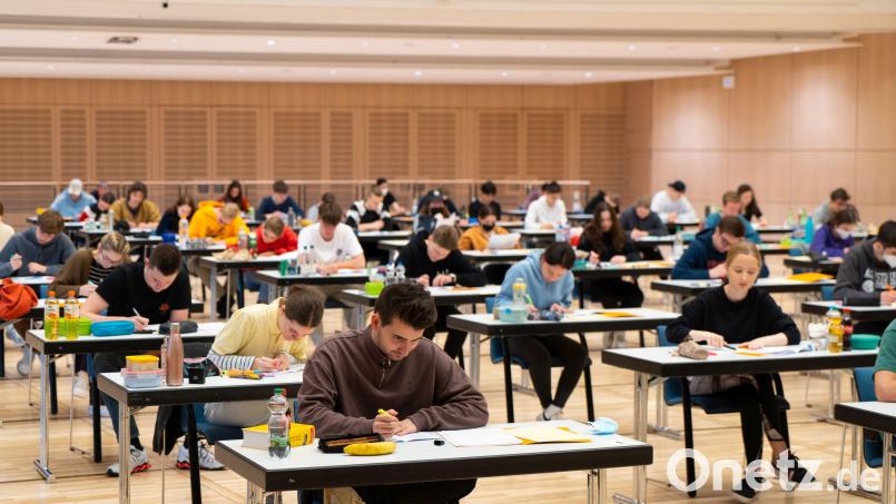 In der Vergangenheit starteten die Abiturientinnen und Abiturienten gemeinsam in den ersten Prüfungstag, wie hier Schülerinnen und Schüler des Weidener Augustinus-Gymnasiums in der Max-Reger-Halle. In diesem Jahr sieht das durch das neue G9 anders aus. Archivbild: Marco Meier