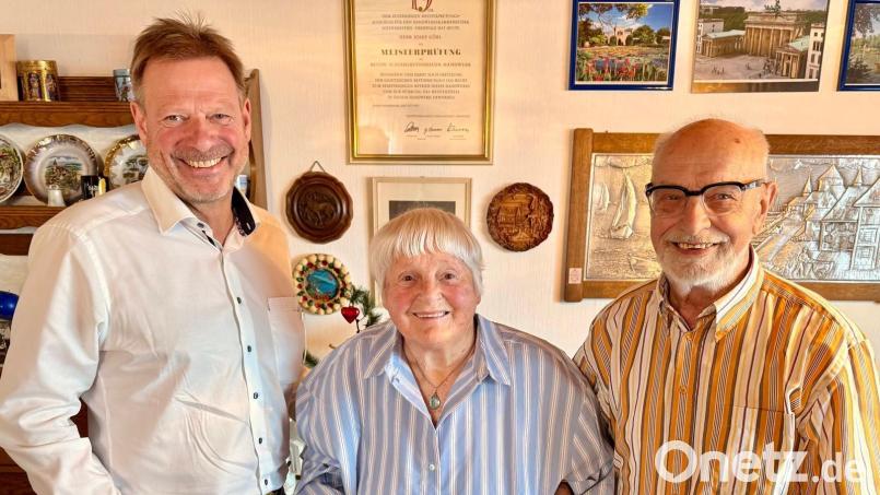 Seinen 85. Geburtstag feierte Josef Göbl (rechts). Dazu gratulierten Ehefrau Helga Göbl und Bürgermeister Alwin Märkl. Bild: Marina Schuch