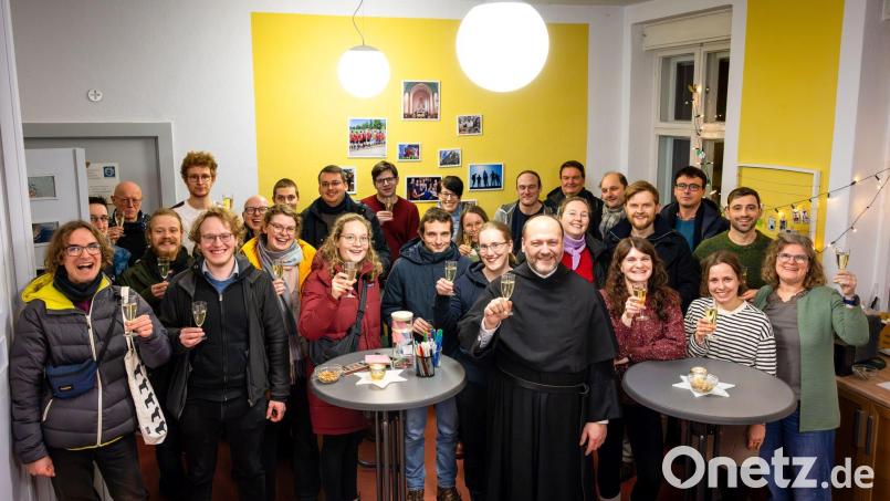 Bei den Studierenden und dem Team in Berlin war die Freude groß, dass mit Pater Felix Meckl (vorne mit Kutte) so rasch wieder ein Seelsorger da ist. Bild: Jörg Farys