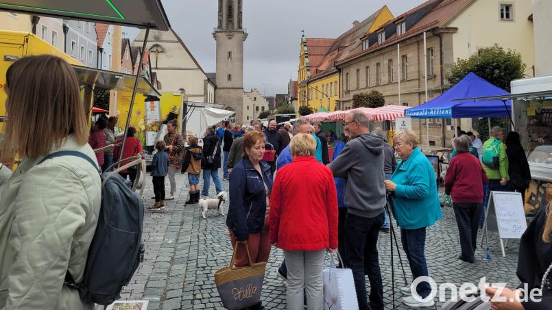 Sofern das Wetter mitspielt, ist der Wochenmarkt auf dem Kemnather Stadtplatz stets gut besucht. Auch beim Termin im vergangenen September (Bild) waren Organisatorin Romina Passon-Pühl sowie die Fieranten mit dem Zuspruch zufrieden. Archivbild: Romina Passon-Pühl