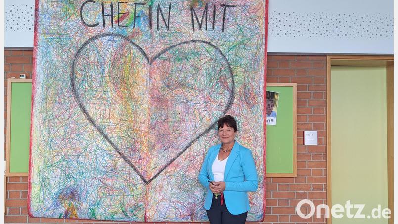 Kerstin Schinner leitet seit 2025 die Grundschule Immenreuth. Das Bild "Chefin mit Herz" hat sie zum Einstand als Schulleiterin bekommen. Bild: Jasmin Bauer