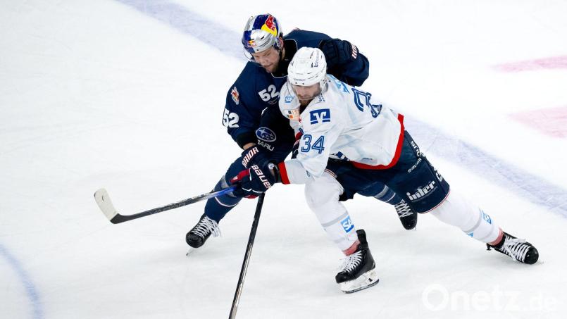 Tom Kühnhackl (r.) will mit den Adlern den DEL-Titel holen. (Archivbild) Bild: Sven Hoppe/dpa