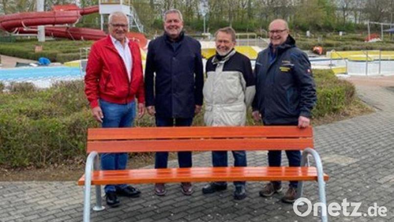 Neue Bänke für das Freibad hat der Bad- und Hallenbauverein Auerbach gekauft. Im Bild (von links) Norbert Gradl, Bürgermeister Joachim Neuß, Hans Kormann und Siegfried Neukam. Bild:  Sabine Wiesent