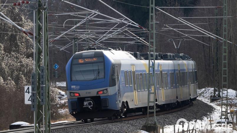 Fahrgäste der Mangfalltalbahn werden bis Ende Juni Alternativen brauchen. (Symbolbild) Bild: Peter Kneffel/dpa