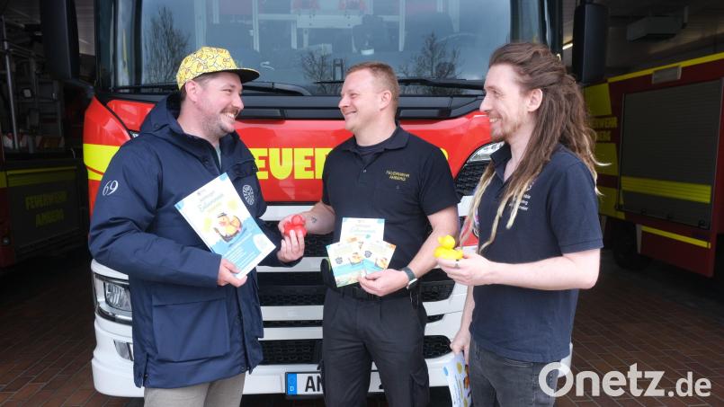 Für langjährige Mithilfe beim Entenrennen bedankte sich Rond Table Amberg bei der Amberger Feuerwehr mit einer roten Ehrenente. Sie geht mit der Notrufnummer 112 ins Rennen. Von links RT-Schatzmeister Stefan Fuchs, Stadtbrandmeister Sebastian Schindler (Mitte) und RT-Webmaster Julian Ellmaier. Bild: Hubert Uschald