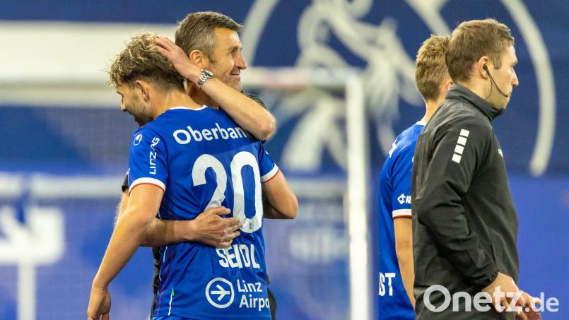 Michael Köllner (Zweiter von links) herzt einen seiner Spieler bei der Auswechslung. Bild: Plechinger Franz