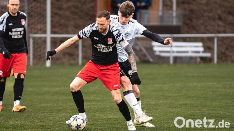 Der SV Inter Bergsteig ist voll im Abstiegskampf: Kapitän Remigiusz Szewczyk (vorne) und sein Team belegen aktuell einen Relegationsplatz. Archivbild: Hannah Dirscherl