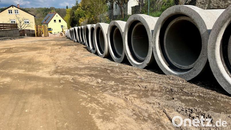 Der Asphalt ist weg, die Rohre für den neuen Kanal liegen bereit. Die Baustelle in der Georgstraße gehört zu den großen Ausgabenbrocken im Haushalt von Neustadt/WN. Bild: Gabi Schönberger