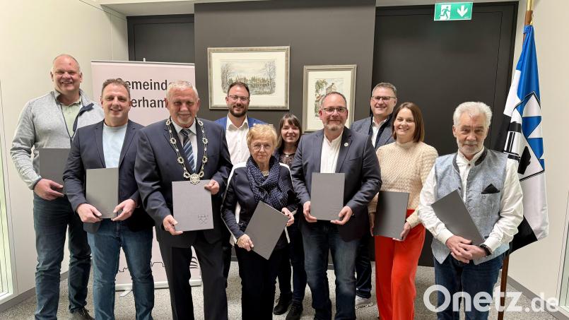 Erwin Rast, Armin Goschler, Bürgermeister Ludwig Biller, Johanna Krauß, Mirko Bertl, Julia Härning und Wolfgang Krauß (vorne, von links) wurden gewürdigt und aus dem Gemeinderat verabschiedet. Hinten im Bild (von links) Zweiter Bürgermeister Julian Kraus sowie die Fraktionssprecher Nicole Presche (CSU) und Rainer Vater (SPD). Bild: Siegfried Bock