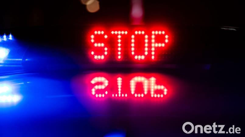 Ein Fahranfänger überholte mit zu hoher Geschwindigkeit eine Zivilstreife der Polizei. (Symbolbild) Bild: Robert Michael/dpa