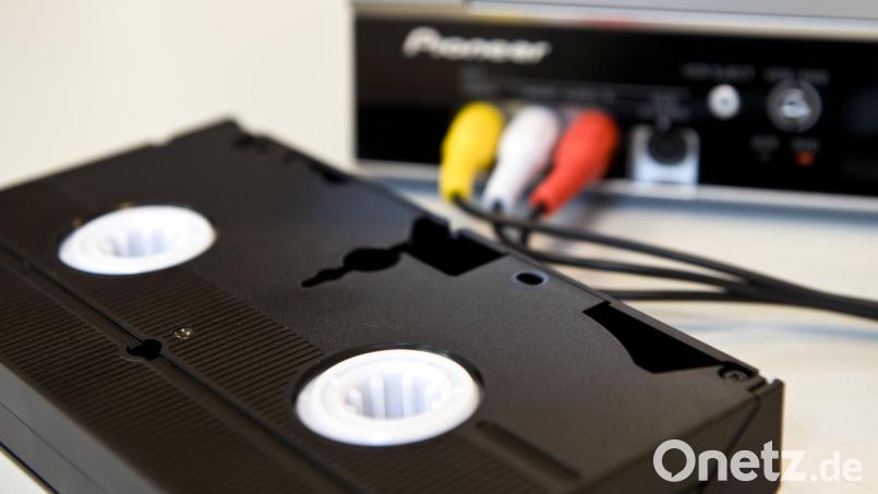 Unser Autor ist so alt – er hat noch Filme aus dem Fernsehen auf VHS-Kassetten aufgenommen. Archivbild: Jens Schierenbeck/dpa