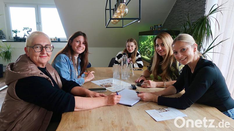 Alexandra Götz und Shirley Schrems (von links) sowie Sandra Kochs und Ramona Deniz-Gülmez (von rechts) sind die Veranstalter der ersten „FamFair“ - Familienmesse am Sonntag, 26. April, in Tirschenreuth. Bild: bsc