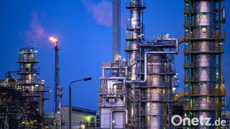 Die Ölraffinerie PCK in Schwedt bezieht kein russisches Öl mehr, erhält aber über die durch Russland verlaufende Druschba-Pipeline Öl aus Kasachstan. (Archivbild) Bild: Patrick Pleul/dpa