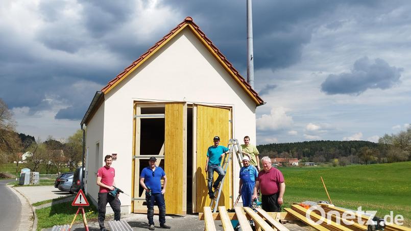 Fleißig bei der Arbeit und alles Eigenleistung. Nur das Material zahlt die Gemeinde. Es ist das alte Feuerwehrhaus, das als Lager für Feuerwehr und Vereinsbedarf verwendet wird. 2. Kommandant Marco Holzwarth, Vorsitzender Gerd Pürner, 2. Vorsitzender Bernd Holzwarth, Kommandant Markus Guttenberger (rechts auf der Leiter), Ehrenmitglied Hans Danhauser, Ehrenkommandant Karlheinz Pilhöfer (von links) packen kräftig mit an. Bild: Monika Ziegeler