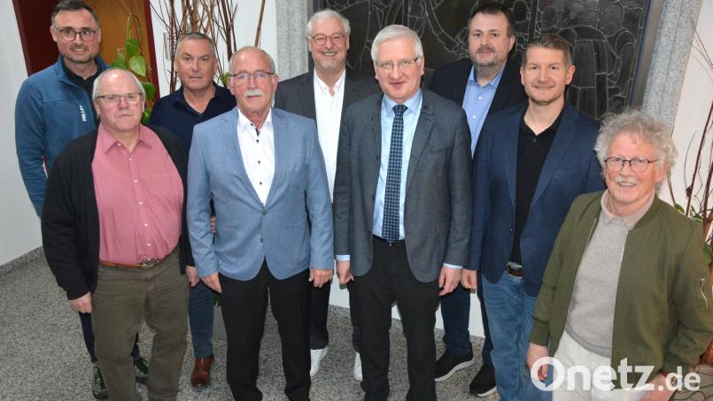 Langjährige Stadträte wurden am Montag in der letzten Stadtratssitzung aus dem Erbendorfer Stadtrat verabschiedet. Dabei endete so manche Ära. Im Bild (von links) David Runschke, Robert Bayer, Georg Frieser, Anton Hauer, Christian Bauer, Bürgermeister Johannes Reger, Josef Bollmann, Martin Gallersdörfer und Bernhard Reis. Bild: jr