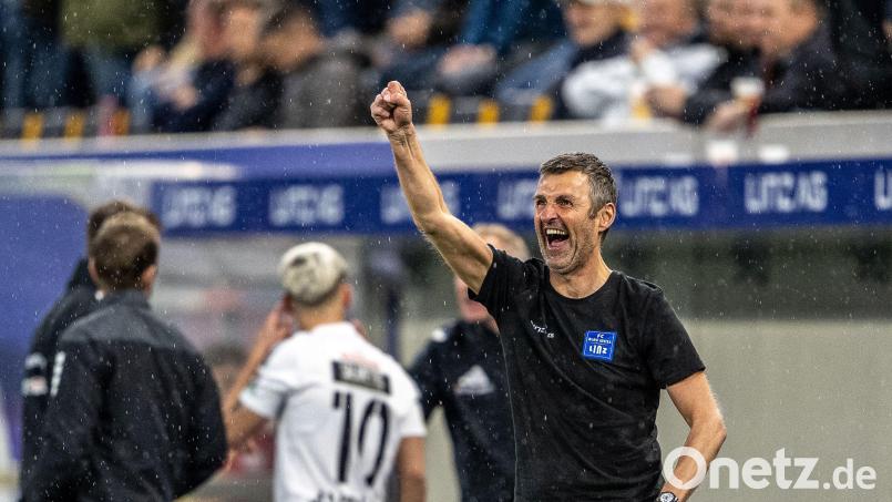 Völlig losgelöst im T-Shirt bei acht Grad: Michael Köllner nach dem Sieg seiner Linzer gegen den Wolfsberger AC. Bild: Martin Gaisbauer