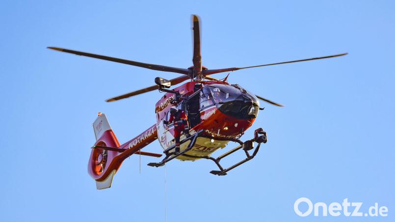 Ein Rettungshubschrauber bringt eine der Verletzten ins Krankenhaus. (Symbolbild) Bild: Christoph Reichwein/dpa