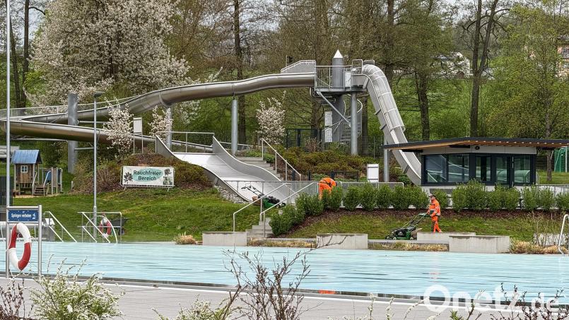 Mitarbeiter der Stadtgärtnerei pflegen in diesen Tagen die Grünanlagen und mähen den Rasen. Auch ein Blumenfeld für Bienen soll nahe dem Rutschturm angelegt werden. Bild: Petra Hartl