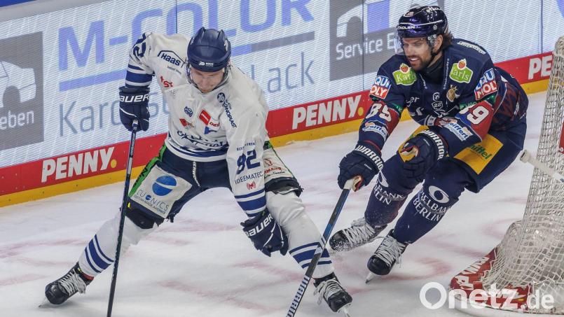 Marcel Brandt (l.) trägt auch künftig das Trikot der Straubing Tigers. (Archivbild) Bild: Andreas Gora/dpa