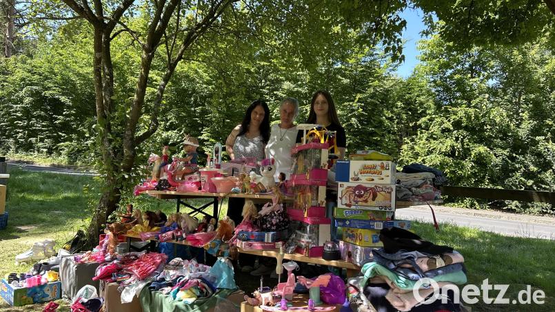 Die Premiere der Flohmarkt-Serie des Stadtmarketingvereins Tirschenreuth fand vor einem Jahr beim OWV-Heim Tirschenreuth statt. Mandy, Birgit und Elena (von links) verkauften unter anderem Puppen. Bild: Janka Hannemann-Mathes