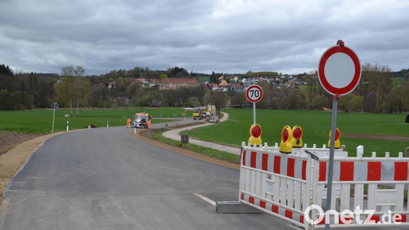 Die Kreisstraße NEW 37 zwischen Burgtreswitz und Moosbach ist fast fertig saniert. Ab 1. Mai kann die Kreisstraße wieder befahren werden. Bild: gi