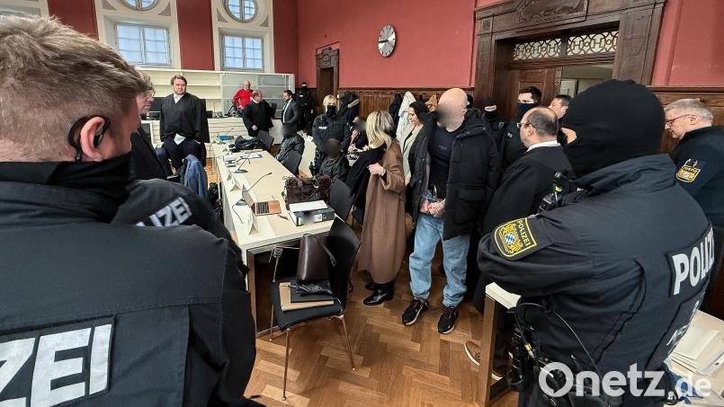 Mit Fußfesseln und Handschellen betreten die Angeklagten den Gerichtssaal in Amberg. Die fünf Männer sitzen in unterschiedlichen Justizvollzugsanstalten in Bayern in Untersuchungshaft. Bild: Stephan Huber