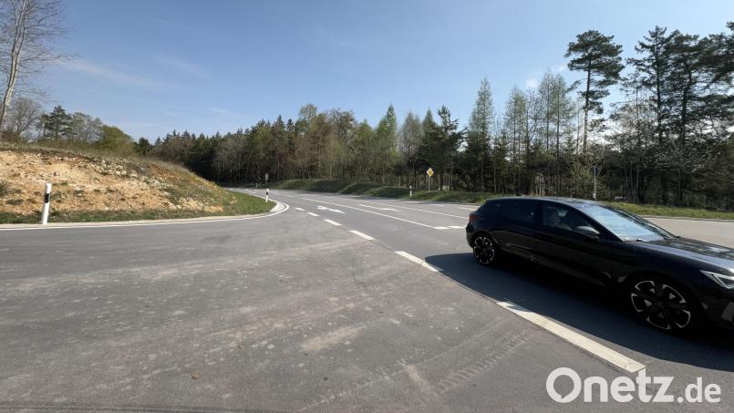 Schnell fahrende Autos aus Richtung Schwend können an der Kreuzung ein Problem werden. Die Bürger und auch einige Gemeinderäte fordern: Der Verkehrsspiegel gegenüber muss wieder her. Bild: ge