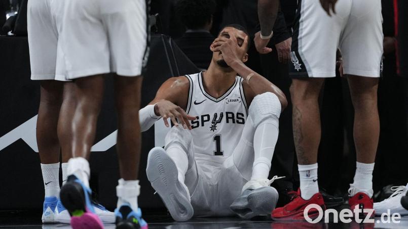 Victor Wembanyama verletzte sich im zweiten Viertel. Bild: Eric Gay/AP/dpa