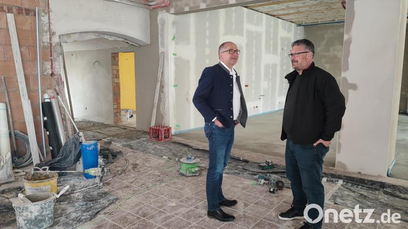 Bürgermeister Roman Schäffler und Bauamtsleiter Roland Sächerl (von links) begutachten die Umbauarbeiten im Foyer. Der Durchgang (hinten, links) führt künftig zu einem großen Seminarraum der TH Deggendorf. Vor der verspachtelten Trockenbauwand wird eine Teeküche platziert. Bild: luk