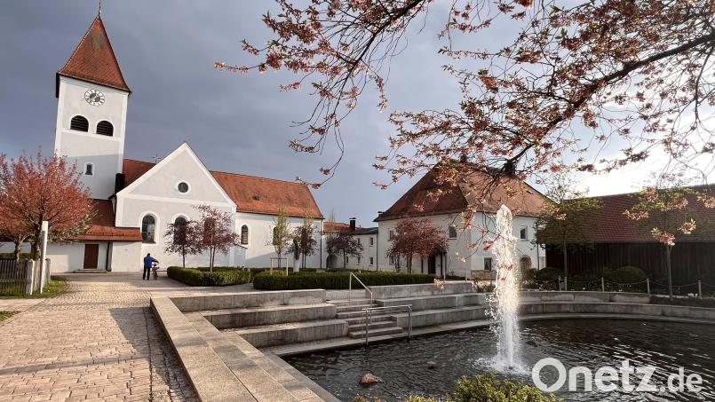 Im Ortskern entsteht eine neues modernes Zentrum für die Gemeinde Ursensollen – mit renoviertem und erweitertem Hofmarkschloss. Bild: mma