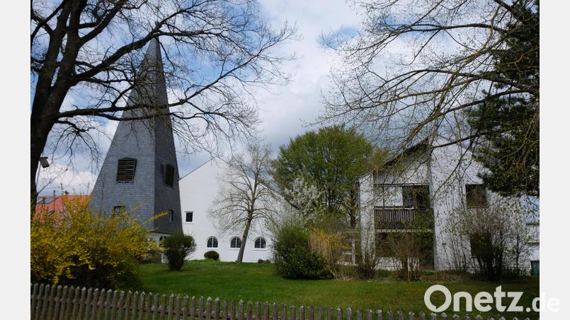 Das evangelische Pfarrhaus in Eschenbach steht seit mehreren Jahren leer. Doch schon im Herbst, nach umfangreichen Renovierungsarbeiten, soll das Haus wieder bewohnt werden. Neben dem Pfarrhaus sind auf dem Areal die Kreuzkirche und das Gemeindehaus zu finden. Bild: Robert Dotzauer