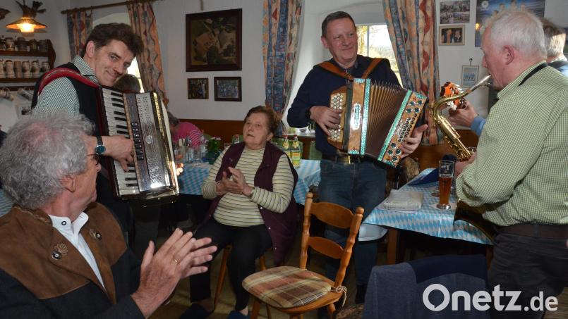 Musikanten spielten der ehemaligen Wirtin Mathilde Meckl zum 95. Geburtstag Ständchen am laufenden Band auf. Unvergessen sind die schönen Stunden, die viele Gäste im Dorfwirtshaus "Zum Dorfkrug" erlebten. Bild: dob