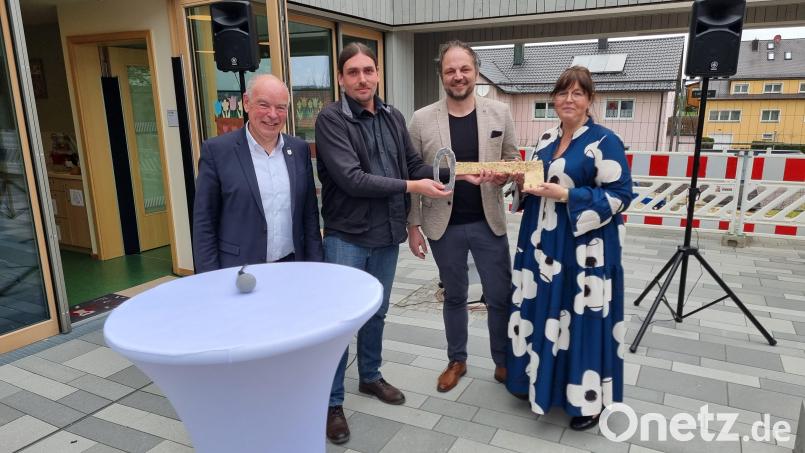 Bei der Übergabe des symbolischen Schlüssels: von links nach rechts Bürgermeister Roland Strehl, Bauleiter Stephan Gurguta, Caritas-Vorstandsvorsitzender Michael Trummer und Kindergartenleiterin Nadine Rall. Bild: Wolfram Strack
