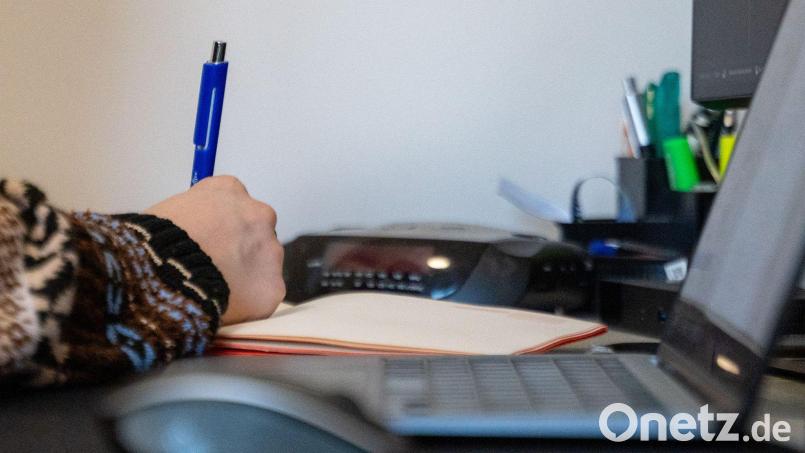 Viele Arbeitnehmerinnen und Arbeitnehmer arbeiten zumindest zeitweise von zu Hause aus. (Symbolbild) Bild: Katrin Luxenburger/dpa