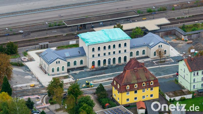 Das Bahnhofsgebäude des Kulturbahnhofs Wiesau stand kurz vor seiner Fertigstellung, als ein Brand im Dachstuhl das Projekt zurückwarf. Im Zustand einer Baustelle passt es in das Bild des momentanen Fahrplanchaos' um die Haltestelle in Wiesau. Bürgermeister Toni Dutz versicherte aber im Gespräch mit Oberpfalz-Medien, dass noch 2026 alle zukünftigen Mieter in das fertige Bahnhofsgebäude einziehen werden. Archivbild: Rene Mühlmeier