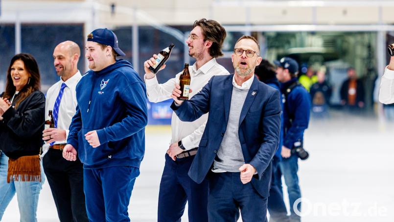 Jürgen Rumrich (rechts) feierte den Klassenerhalt in der DEL2 ausgiebig. Bild: Elke Englmaier