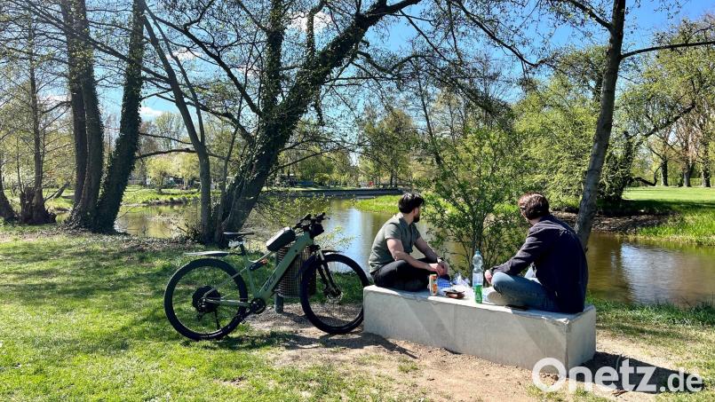 Diesen Jungs sind die Betonblöcke im Weidener Stadtbad gut genug. Die Bänke sind aber noch gar nicht fertig. Sie bekommen noch Auflagen aus Holz oder Kunststoff. Bild: Gabi Schönberger