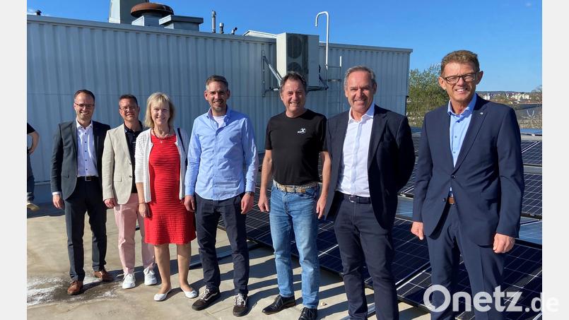 Die neue Photovoltaikanlage auf dem Dach der Amberger Spedition Wagner/Sport Signage ist ein Teil der nachhaltigen Firmenstrategie. Im Bild von links: Florian Rauch (VR-Bank), Jörg Kaduk (Bürgermeister Königstein), Michael Fritz (künftiger Oberbürgermeister Amberg), Siegfried Schröpf (Grammer Solar), Bernd Wagner und Andreas Reindl (VR-Bank). Bild: ass