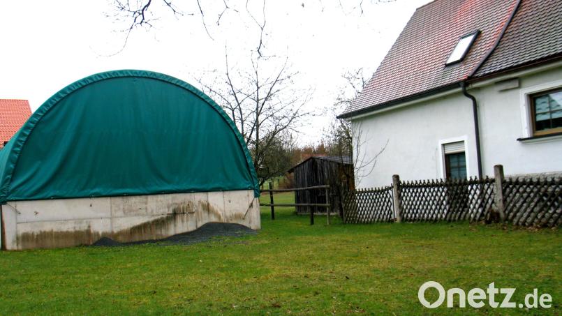 Zu nahe an der Grundstücksgrenze steht diese Rundbogenhalle. Sie ist ein Schwarzbau. Aus brandschutzrechtlichen Gründen durfte die Nachbarin ihren Wohnhausanbau bislang nicht verwirklichen. Diese Entscheidung des Gemeinderats hat nun das Landratsamt kritisiert. Archivbild: bkr