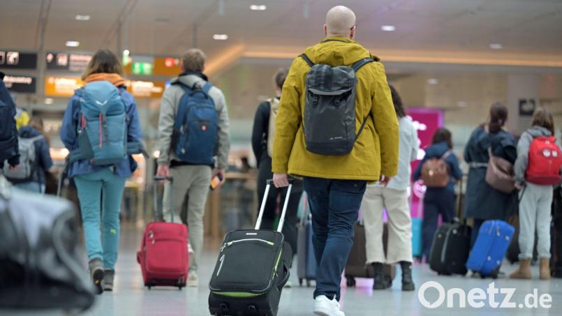 Der Rollkoffer kostet bei Lufthansa künftig extra. (Symbolbild) Bild: Malin Wunderlich/dpa