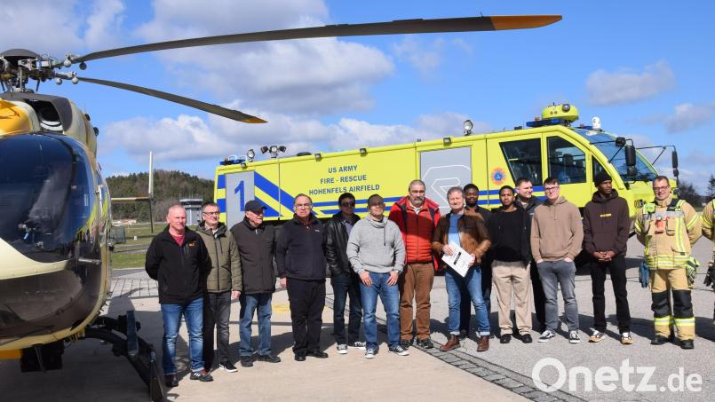Nach 42 Jahren im Dienst der US-Armee Hohenfels wurde Dietmar Meier (Bildmitte, mit Urkunde) im Kreise seines Teams vom Senior Air Traffic Assistant von Frank Werwie (rote Jacke) in den Ruhestand verabschiedet. Die letzten 22 Jahre war Meier Flugbetriebsleiter der militärischen Einrichtung. Bild: bö