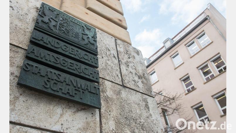 Wegen Misshandlung von behinderten Menschen in einem Wohnheim muss sich in Regensburg ein Pfleger vor Gericht verantworten. (Symbolbild) Bild: Armin Weigel/dpa