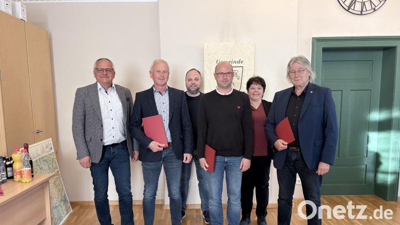 Bürgermeister Hubert Kraus (links) verabschiedete zusammen mit seinen Stellvertretern Alexander Hecht und Christa Bayer die Gemeinderäte (von links mit roten Umschlägen) Robert Bauer, Johannes Hecht und Siegfried Sirtl. Bild: exa