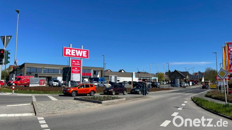 Wo an der Dornischkreuzung bisher eine Tankstelle stand, kann man nun Lebensmittel und Drogerieprodukte einkaufen. Bild: knz