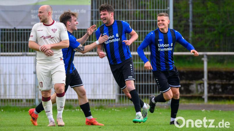 Beim 2:1-Sieg in Neumarkt erzielte Josef Rodler (2. von rechts) die Weidener 1:0-Führung. Auch im Heimspiel gegen Spitzenreiter SC Eltersdorf wollen die SpVgg-SV-Spieler jubeln. Bild: Sportfoto Zink / Melanie Zink