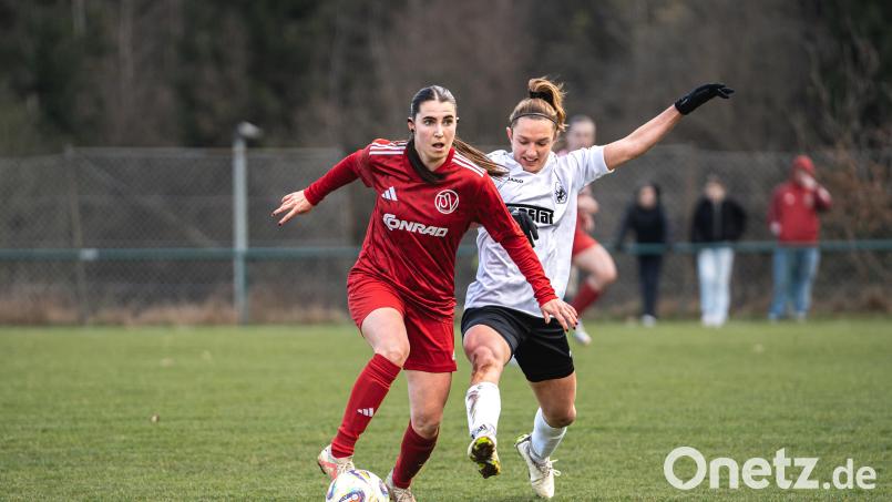 Eileen Frost (links) und ihre Teamkolleginnen vom TSV Theuern müssen sich auf ein schweres Spiel in Ingolstadt einstellen. Bild: Hannah Dirscherl