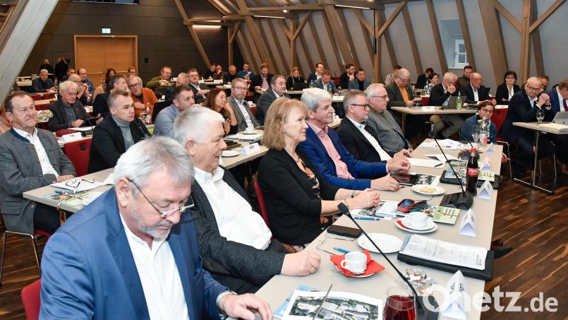 Der Kreistag Amberg-Sulzbach bei einer seiner Sitzungen im Kultur-Schloss Theuern. 22 Kreisräte scheiden nach der Kommunalwahl aus dem 60-köpfigen Gremium aus. Bild: Petra Hartl