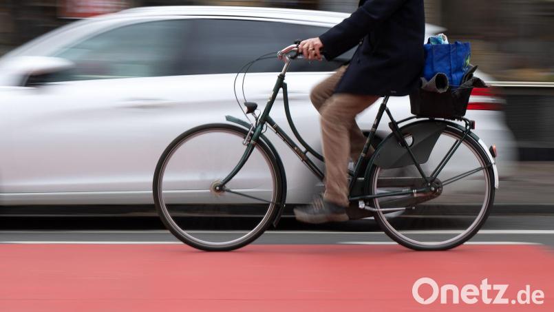 Der Fahrradfahrer starb nach dem Zusammenstoß mit einer Autotür. (Symbolbild) Bild: Sebastian Gollnow/dpa